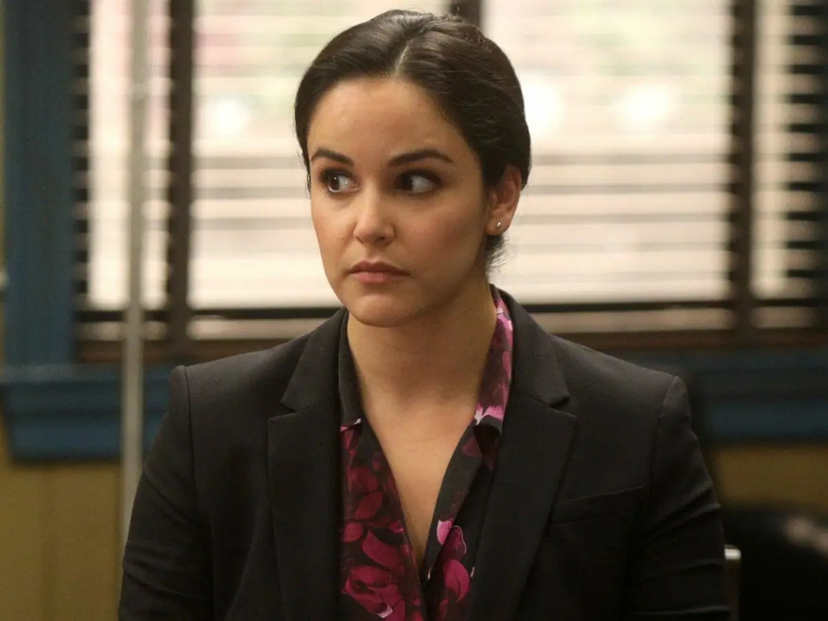 A atriz Melissa Fumero na comédia Brooklyn Nine-Nine