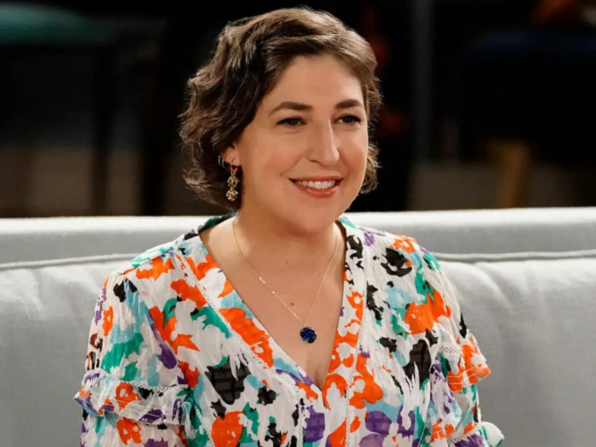 A atriz Mayim Bialik na comédia Call Me Kat