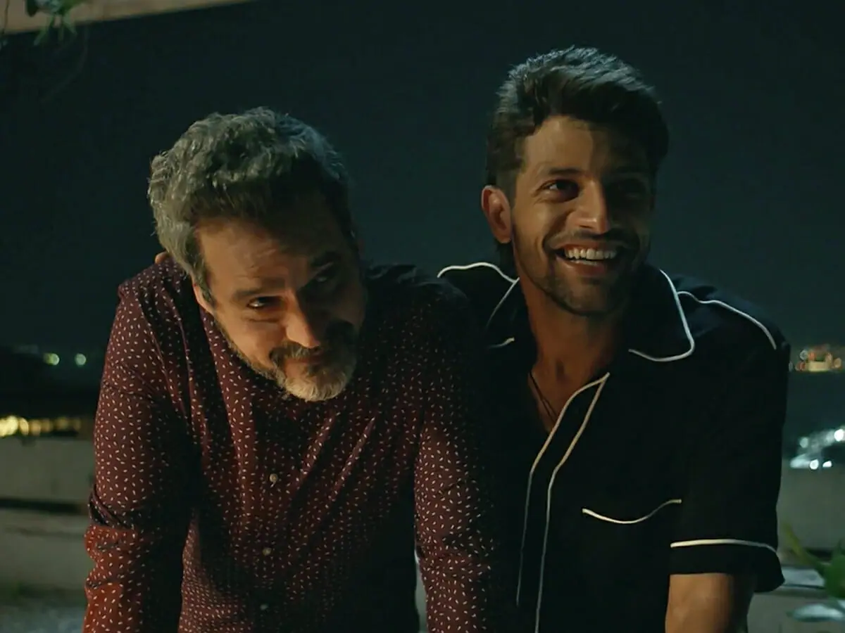 Décio (Bruno Garcia) e Kleber (Kelner Macêdo) se casam em Sob Pressão
