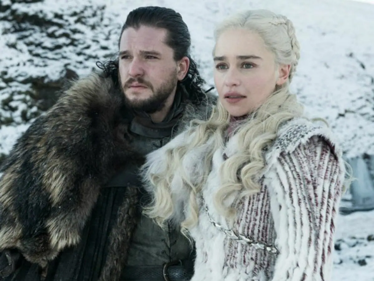 Kit Harington com Emilia Clarke em Game of Thrones