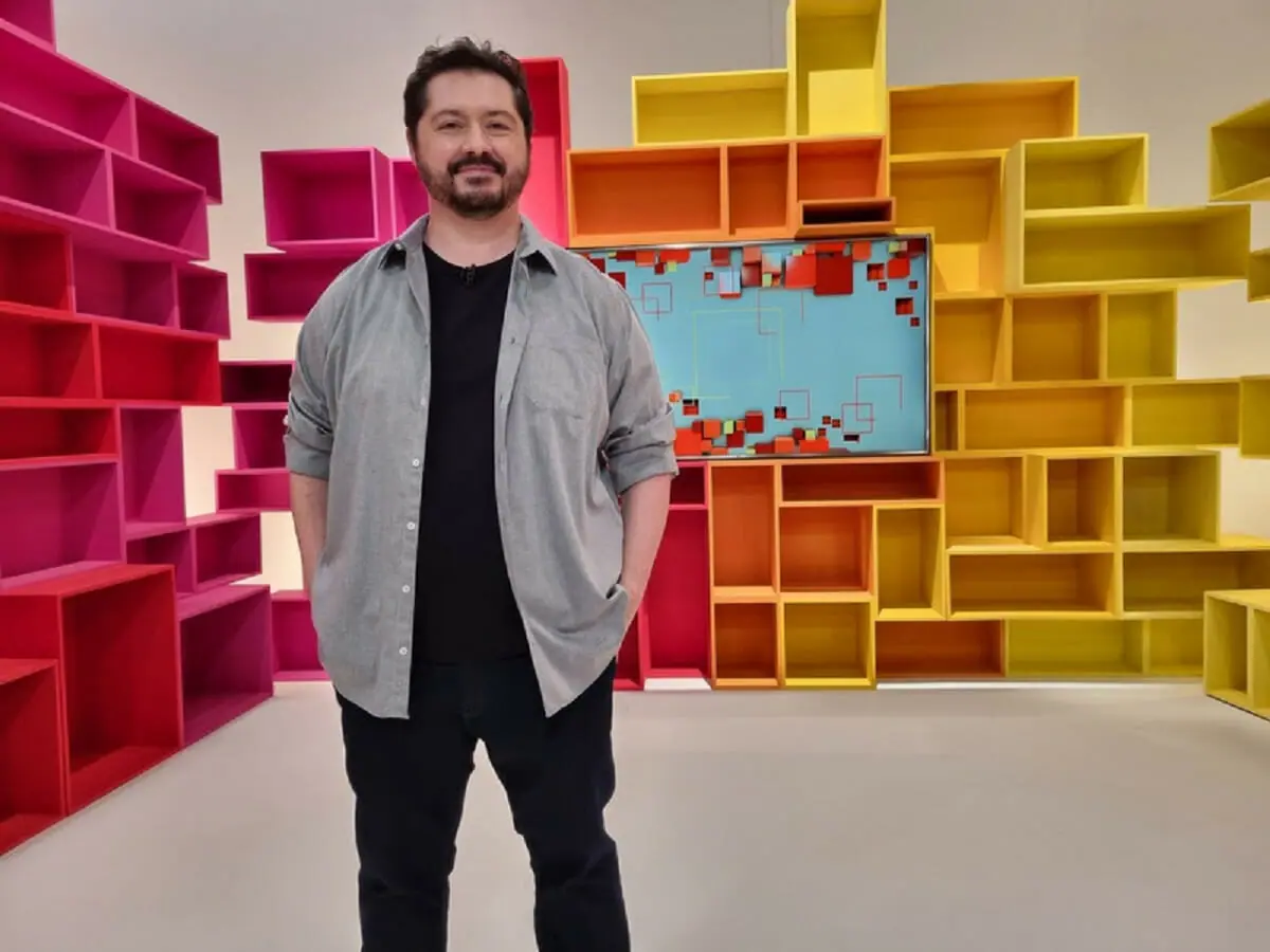 Atila Iamarino no cenário do Hiperconectado, da TV Cultura