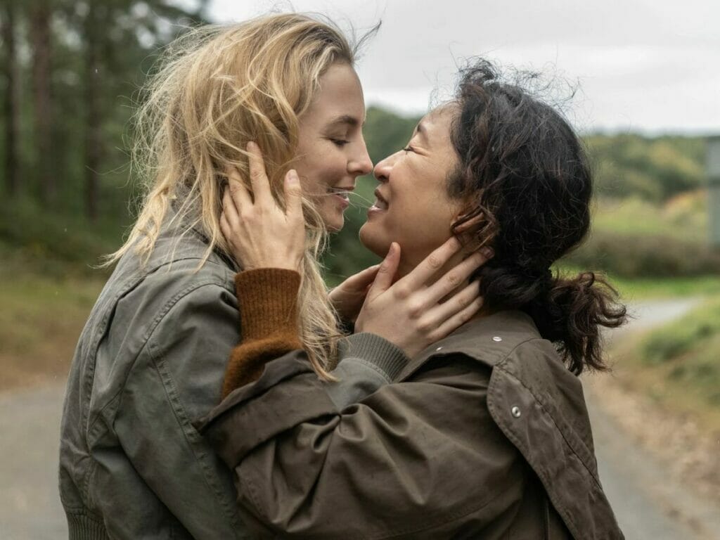 Jodie Comer encara Sandra Oh antes de um beijo em Killing Eve