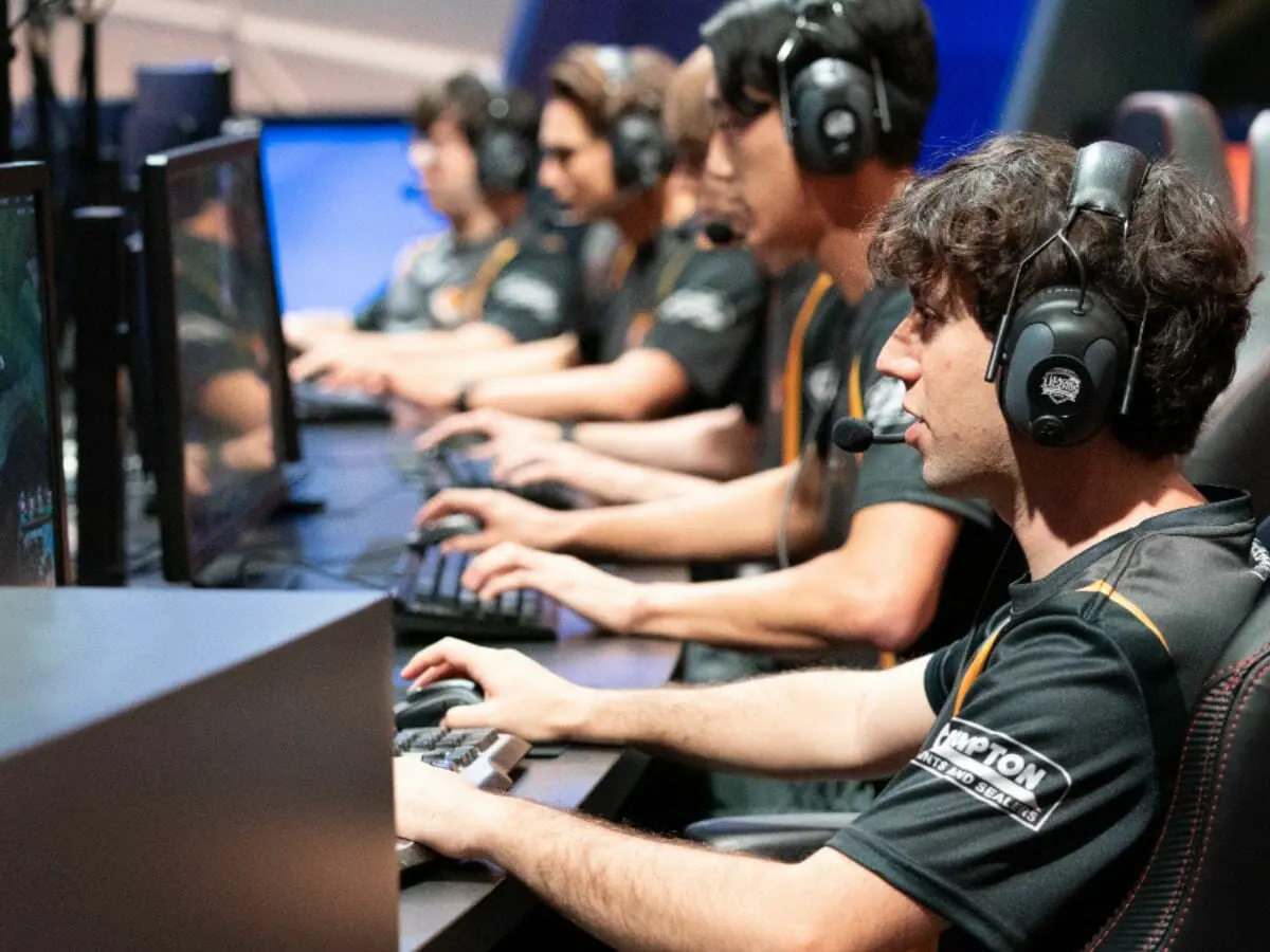 Elenco de Players joga LoL em imagem da primeira temporada
