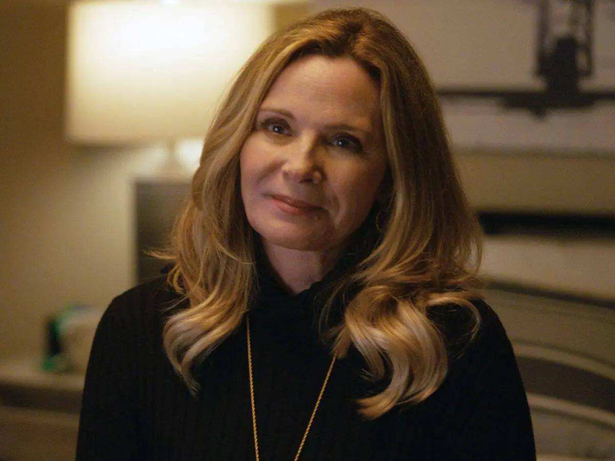 A atriz Kim Cattrall na série Queer as Folk