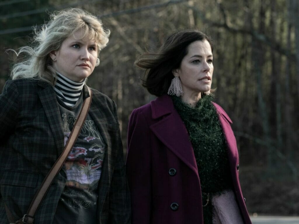 Jillian Bell (à esq.) com Parker Posey em Tales of The Walking Dead