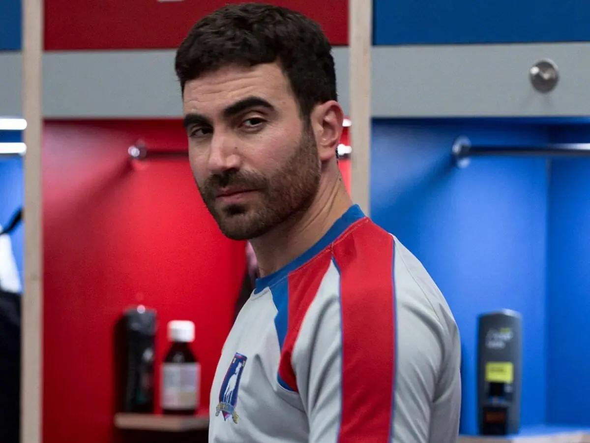 Brett Goldstein em cena da comédia Ted Lasso