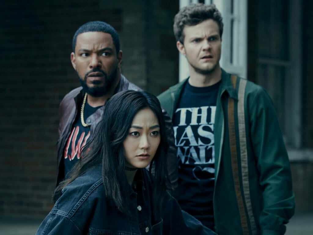 Karen Fukuhara (no centro), Laz Alonso e Jack Quaid na 3ª temporada de The Boys