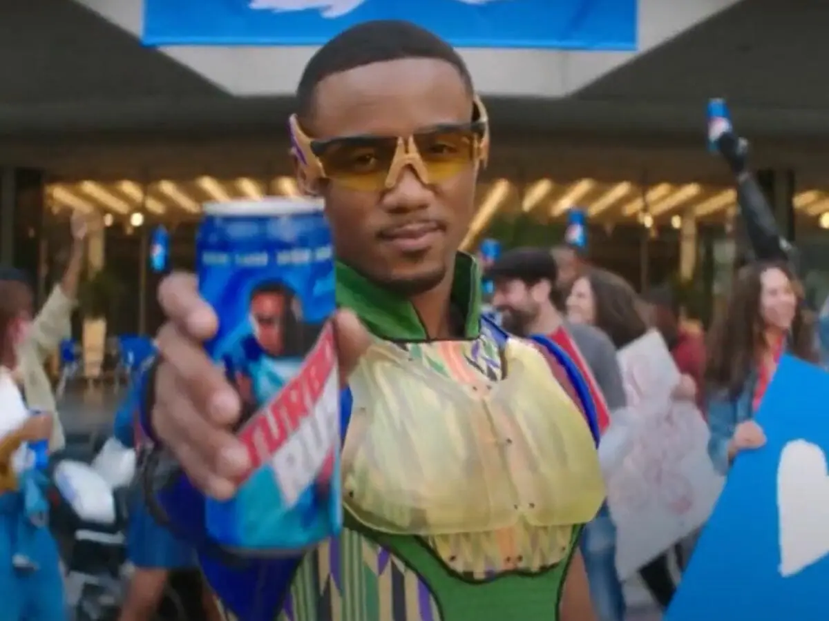 Jessie T. Usher em comercial do energético Turbo Rush, na série The Boys