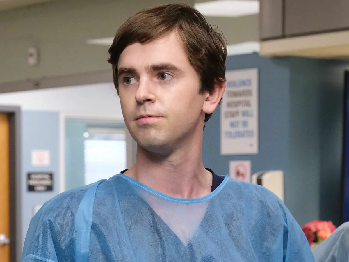 O ator Freddie Highmore em cena de The Good Doctor