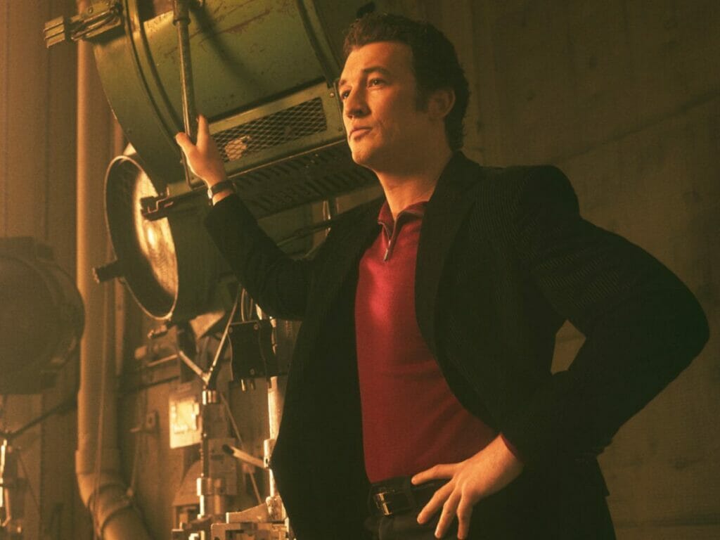 O ator Miles Teller na minissérie The Offer