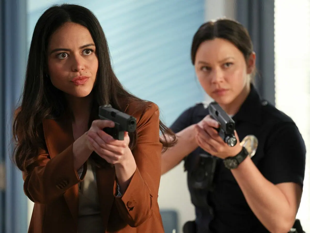 Alyssa Diaz (à esq.) com Melissa O'Neil no drama policial The Rookie