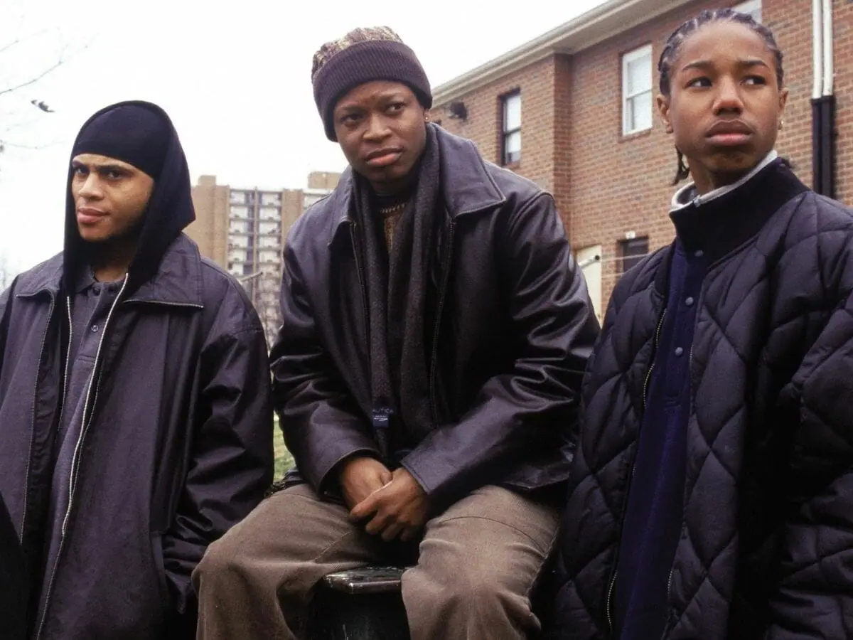 Parte do elenco de A Escuta (The Wire) em cena da 1ª temporada