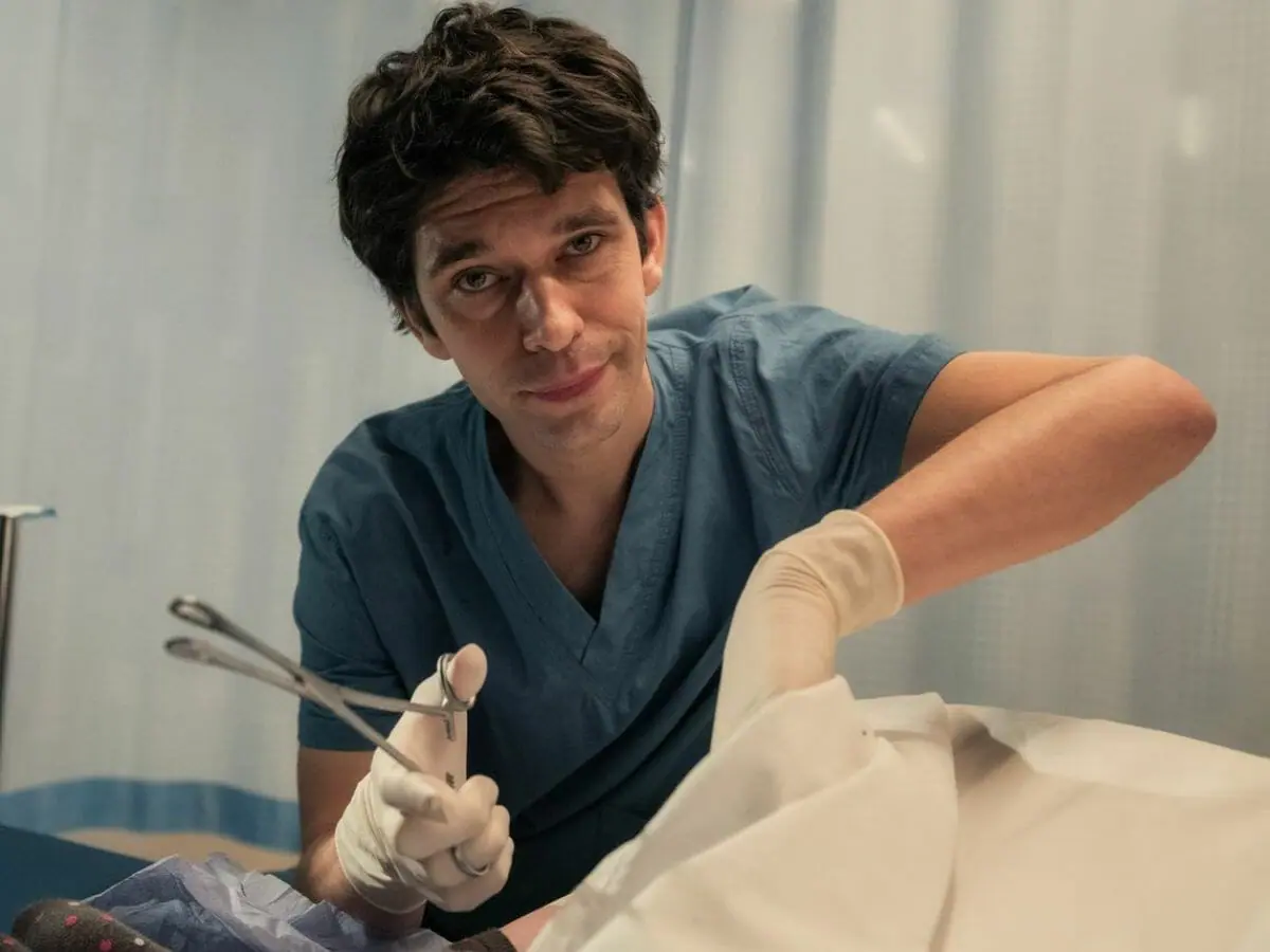 Ben Whishaw em cena do drama médico This Is Going to Hurt