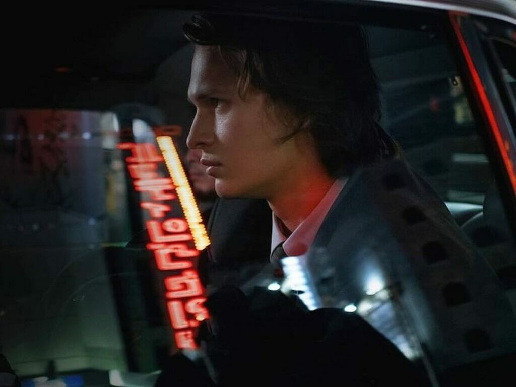 Ansel Elgort durante cena de Tokyo Vice