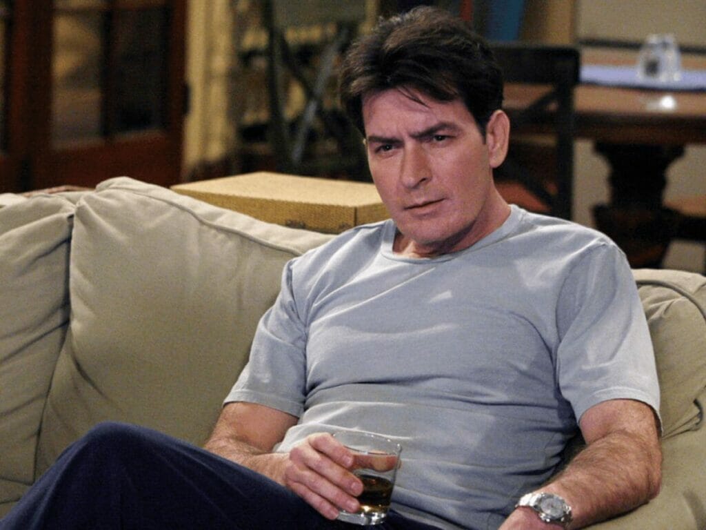 O ator Charlie Sheen em Two and a Half Men