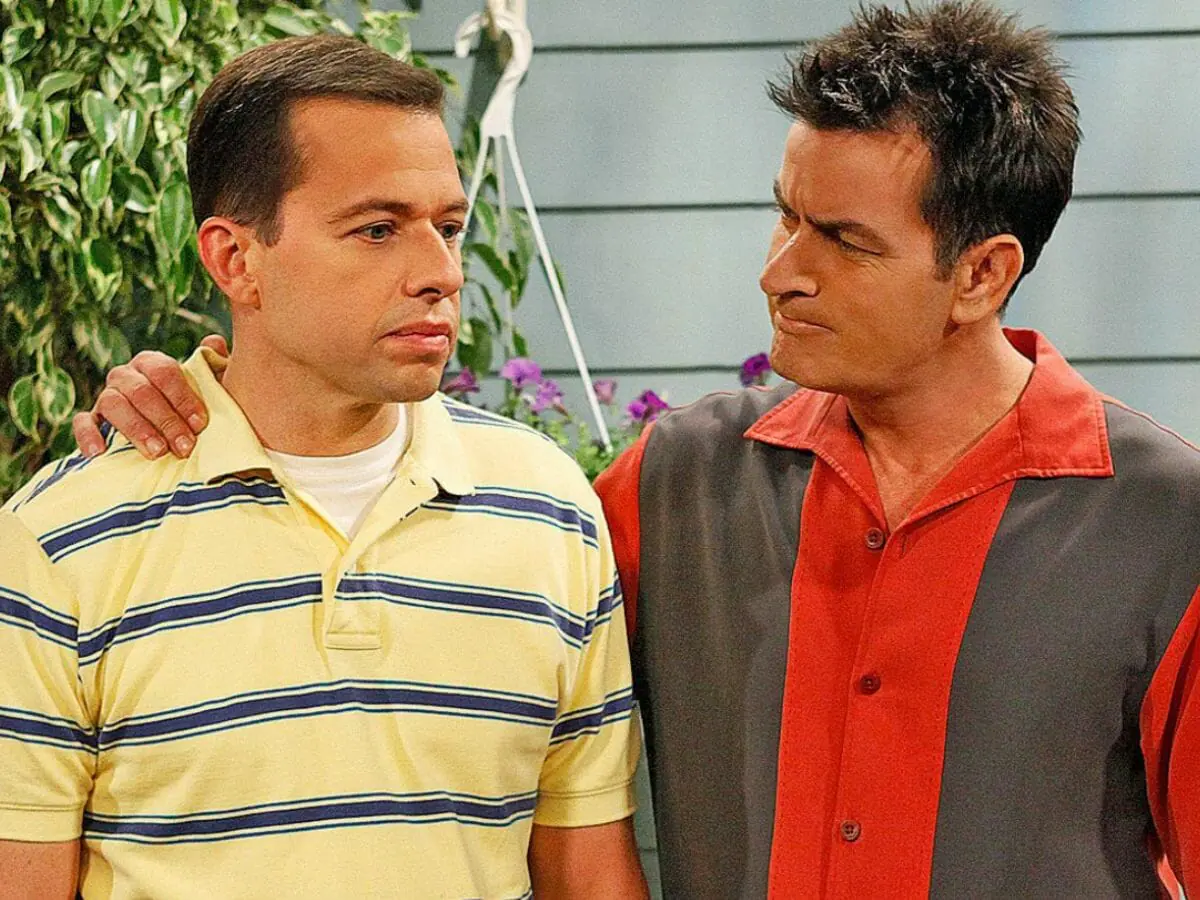 Jon Cryer (à esq.) com Charlie Sheen na comédia Two and a Half Men