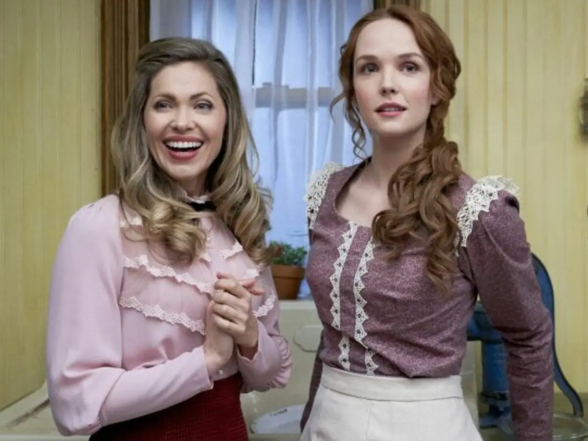Pascale Hutton (à esq.) com Morgan Kohan em Uma Chamada Para a Esperança