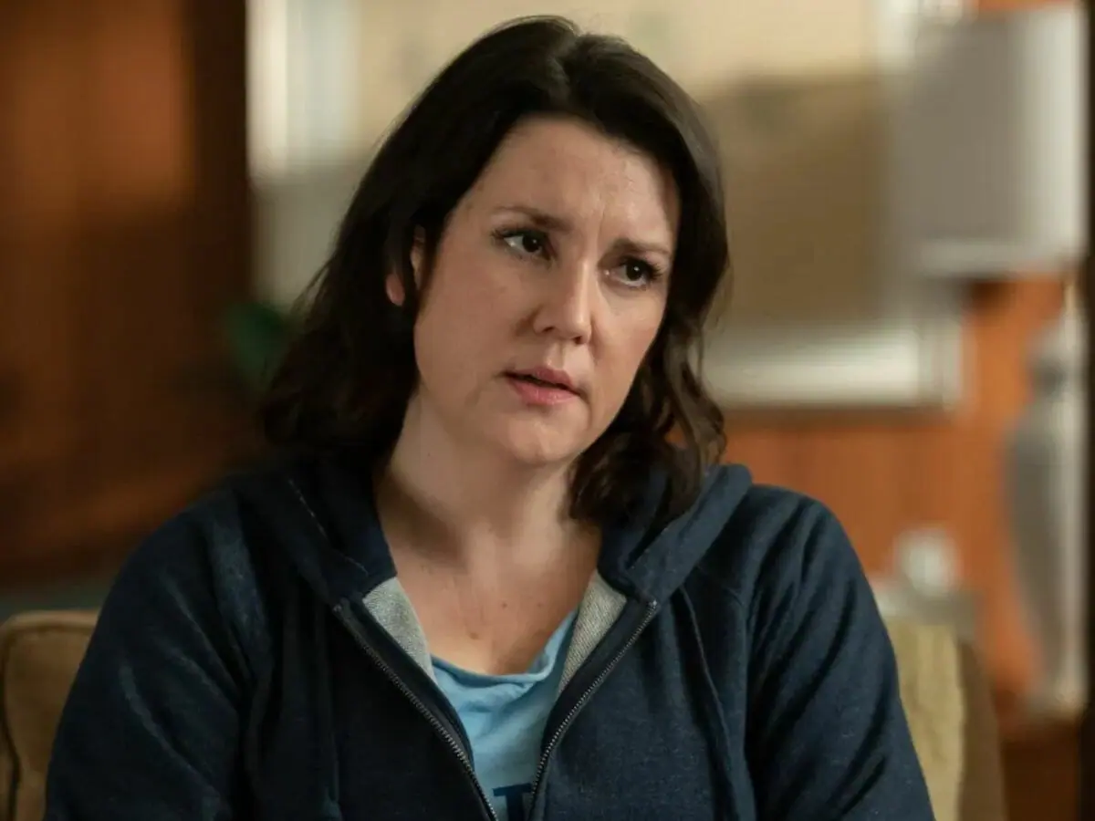 A atriz Melanie Lynskey no drama Yellowjackets