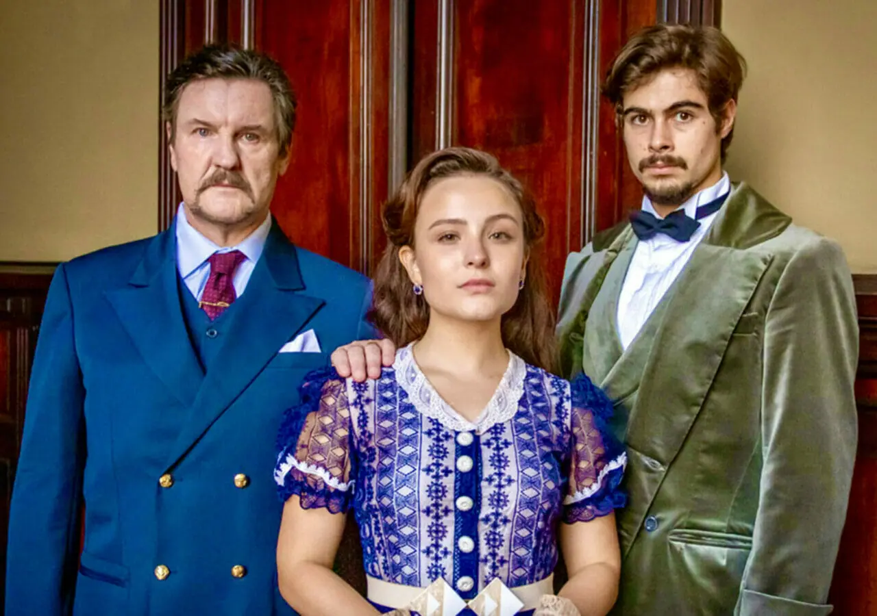 Matias (Antonio Calloni), Elisa (Larissa Manoela) e Davi (Rafael Vitti) de Além da Ilusão