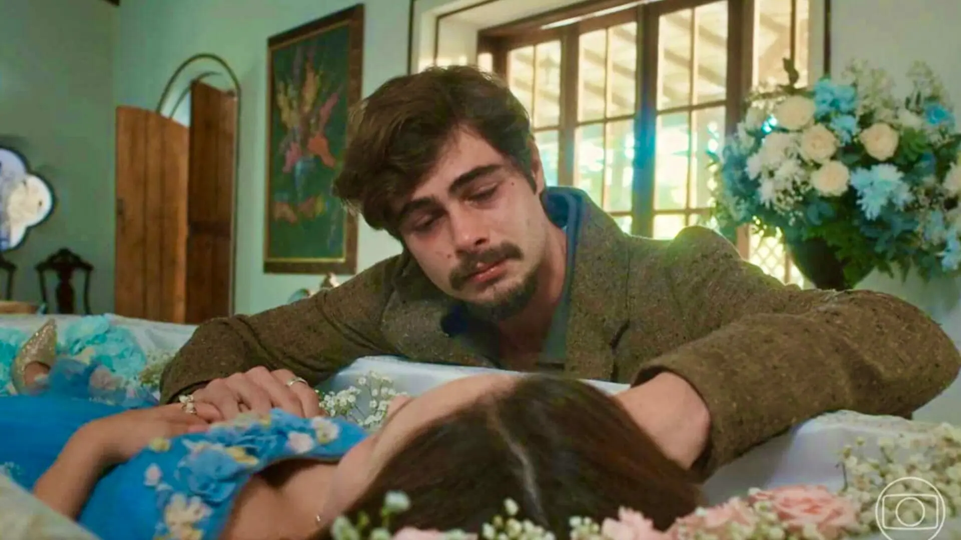 Davi (Rafael Vitti) se despede de Elisa (Larissa Manoela) em Além da Ilusão
