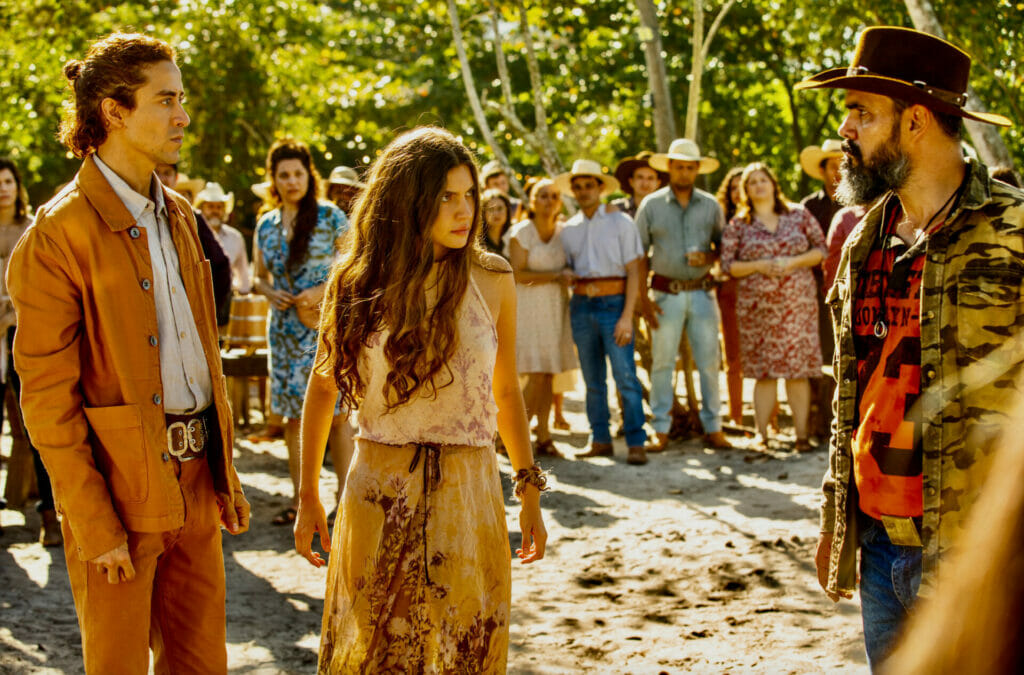 Alcides (Juliano Cazarré), Juma (Alanis Guillen) e Jove (Jesuíta Barbosa) em Pantanal