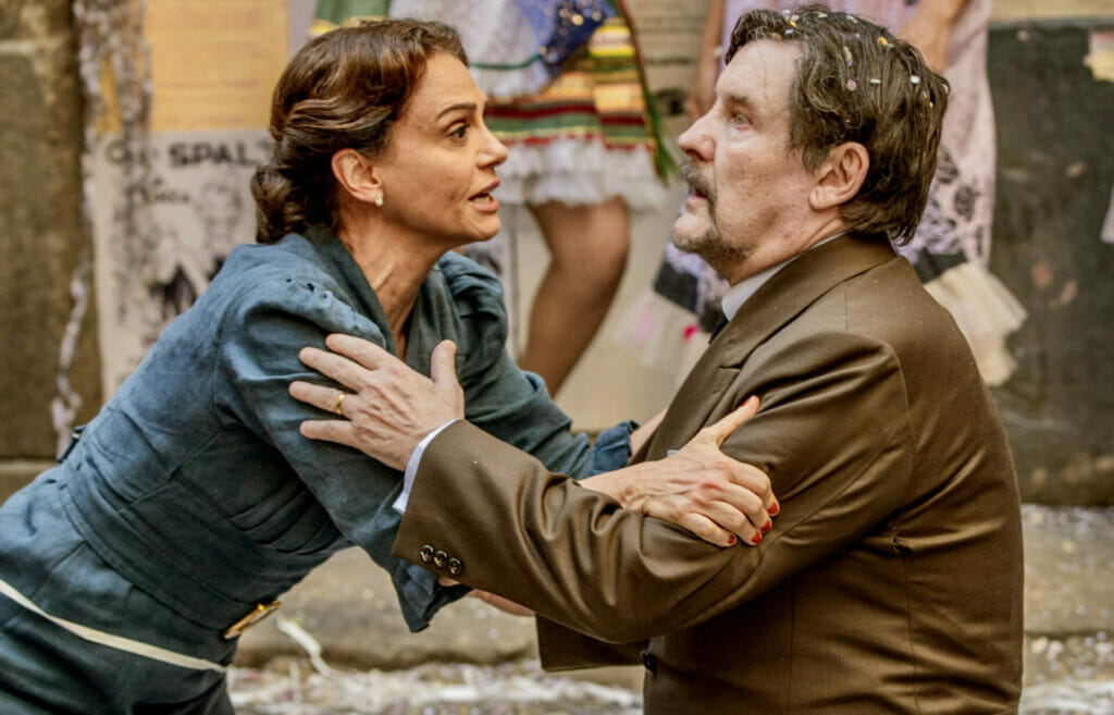 Violeta (Malu Galli) e Matias (Antonio Calloni) em Além da Ilusão