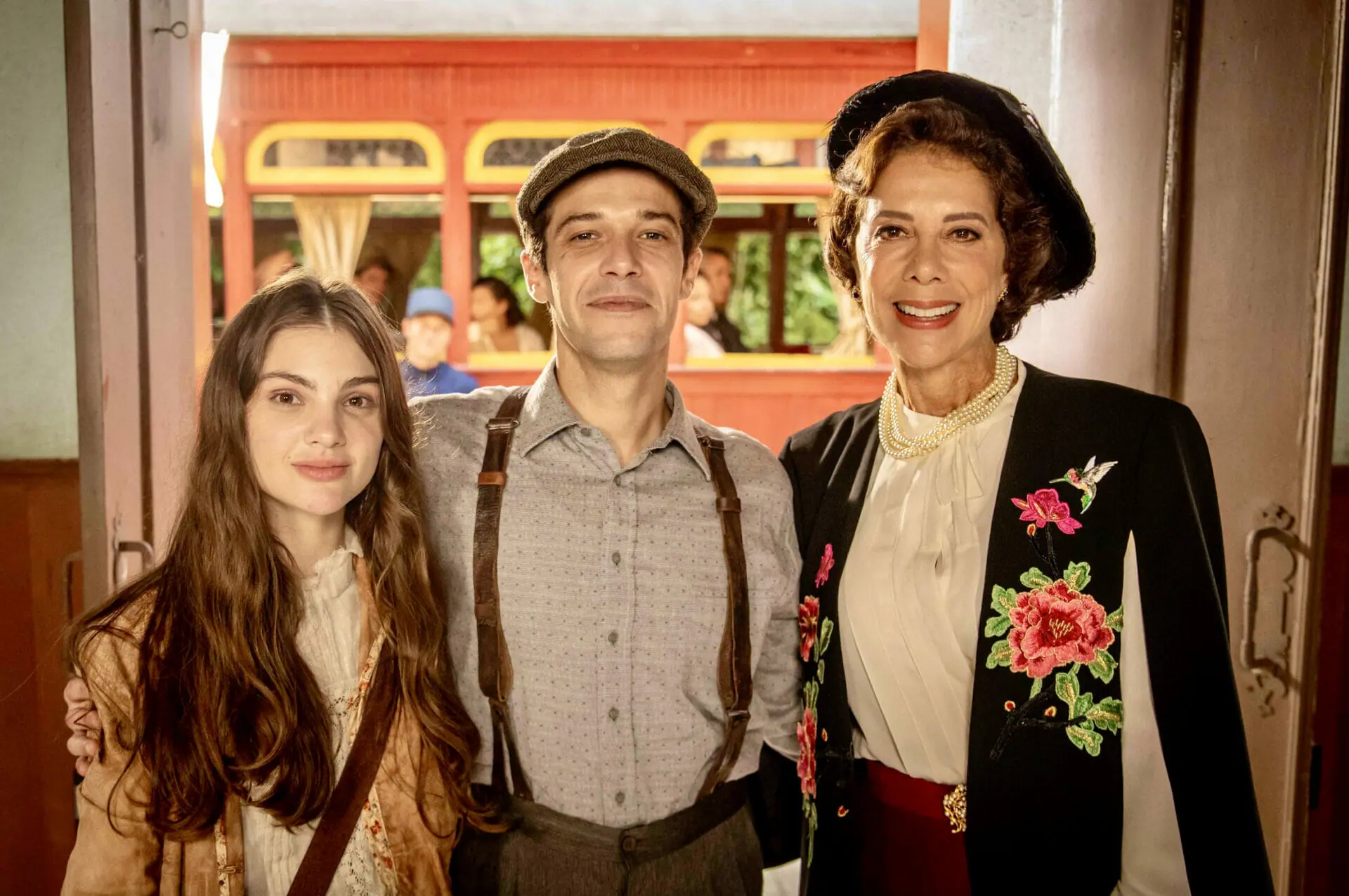 Olívia (Debora Ozório), Tenório (Jayme Matarazzo) e Lisiê (Angela Vieira) em Além da Ilusão