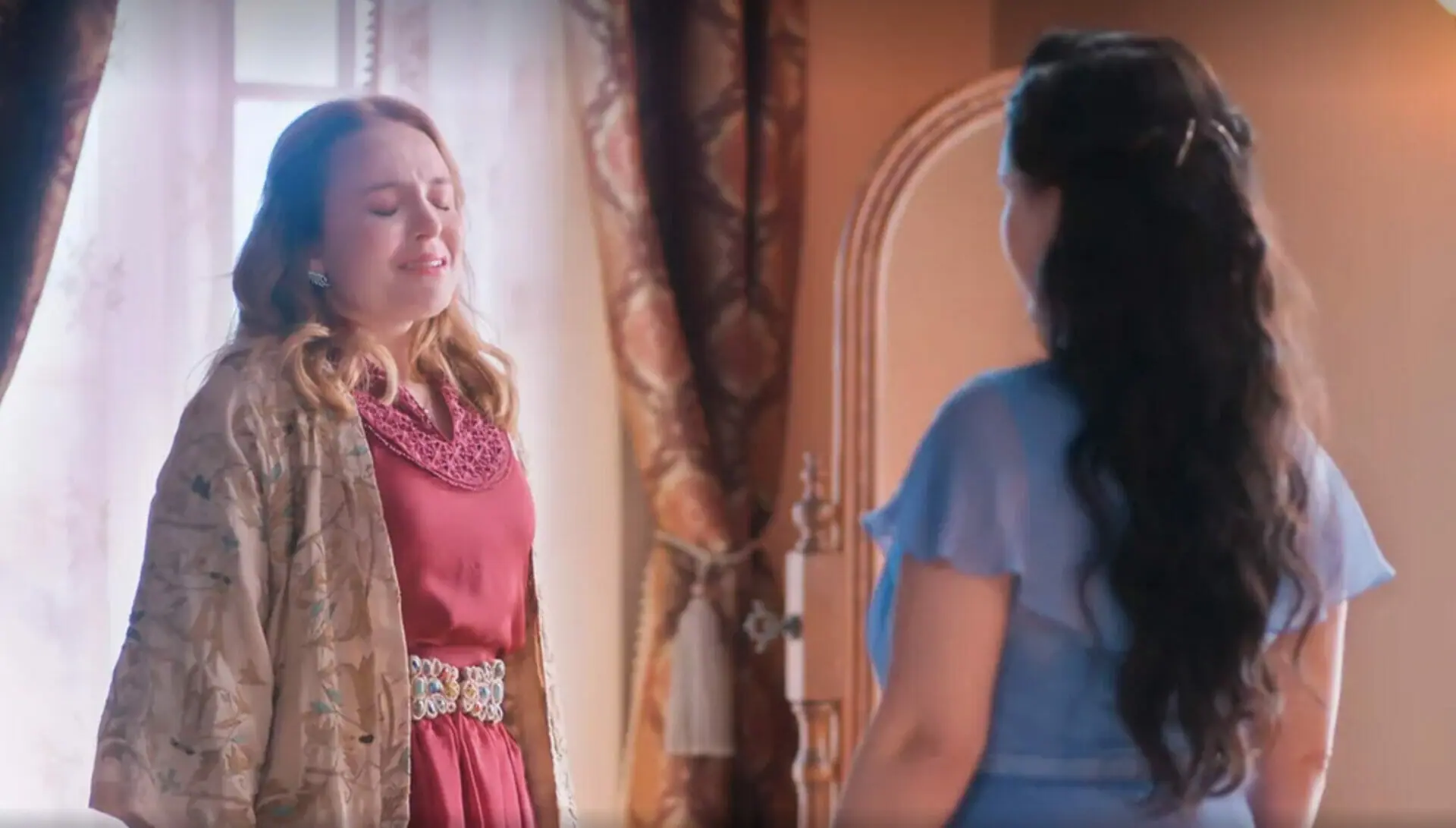 Isadora (Larissa Manoela) e Elisa (Larissa Manoela) em Além da Ilusão