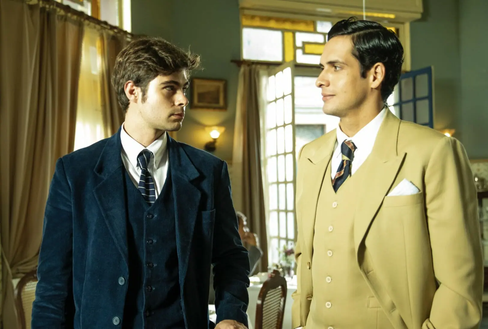 Rafael Antunes (Fabrício Belsoff) fica cara a cara com Davi (Rafael Vitti) em Além da Ilusão