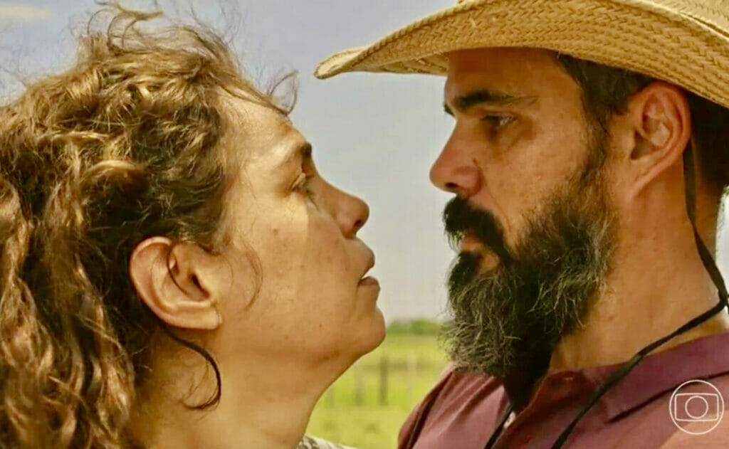 Alcides (Juliano Cazarré) e Maria Bruaca (Isabel Teixeira) na novela Pantanal