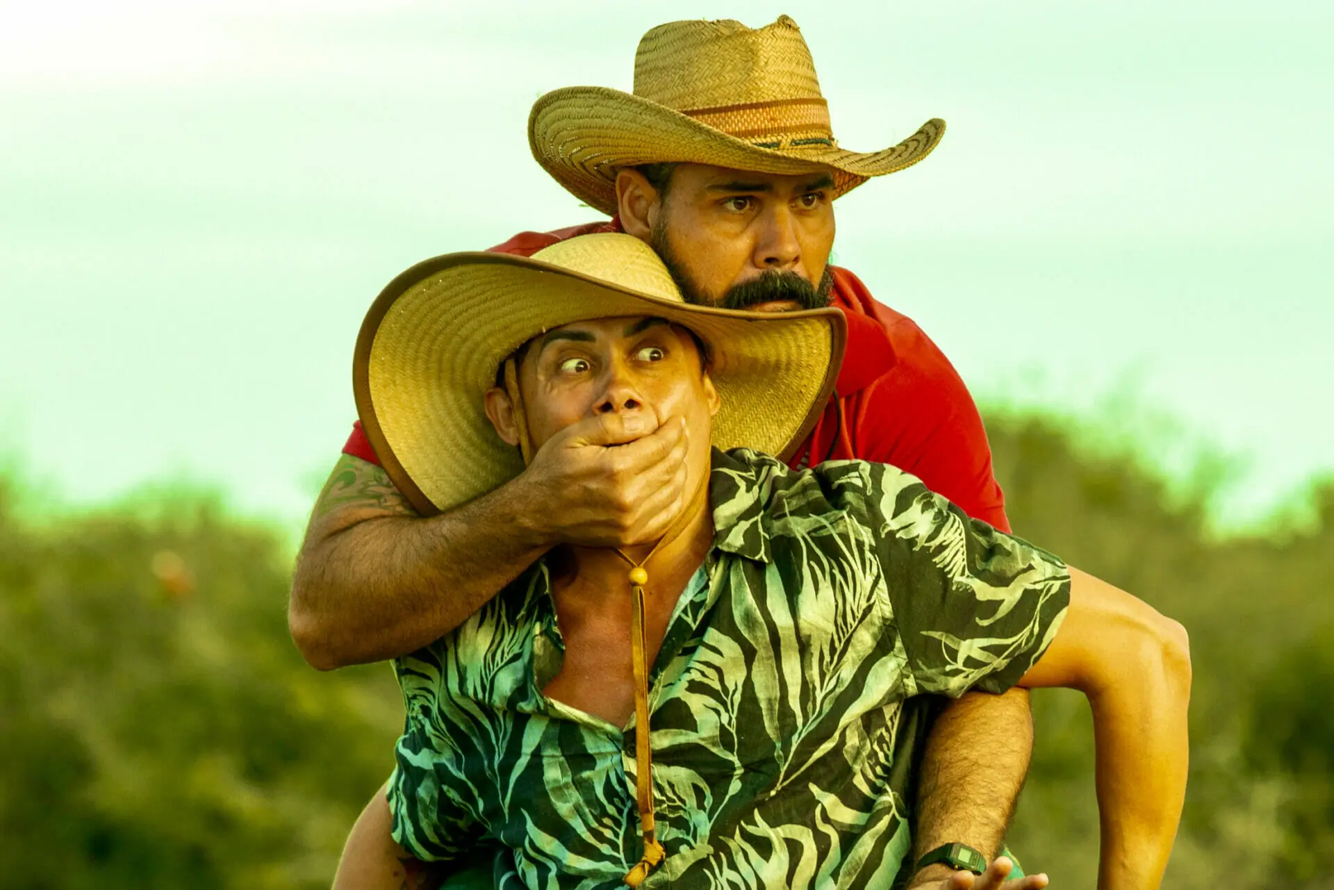 Zaquieu (Silvero Pereira) e Alcides (Juliano Cazarré) em Pantanal