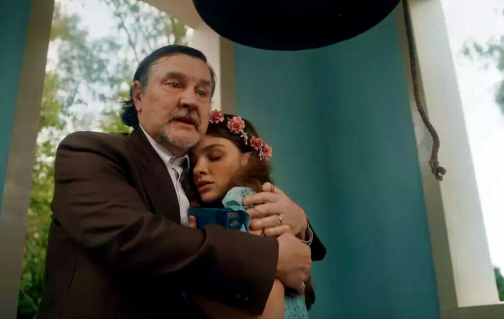 Matias (Antonio Calloni) e Olívia (Débora Ozório) em Além da Ilusão