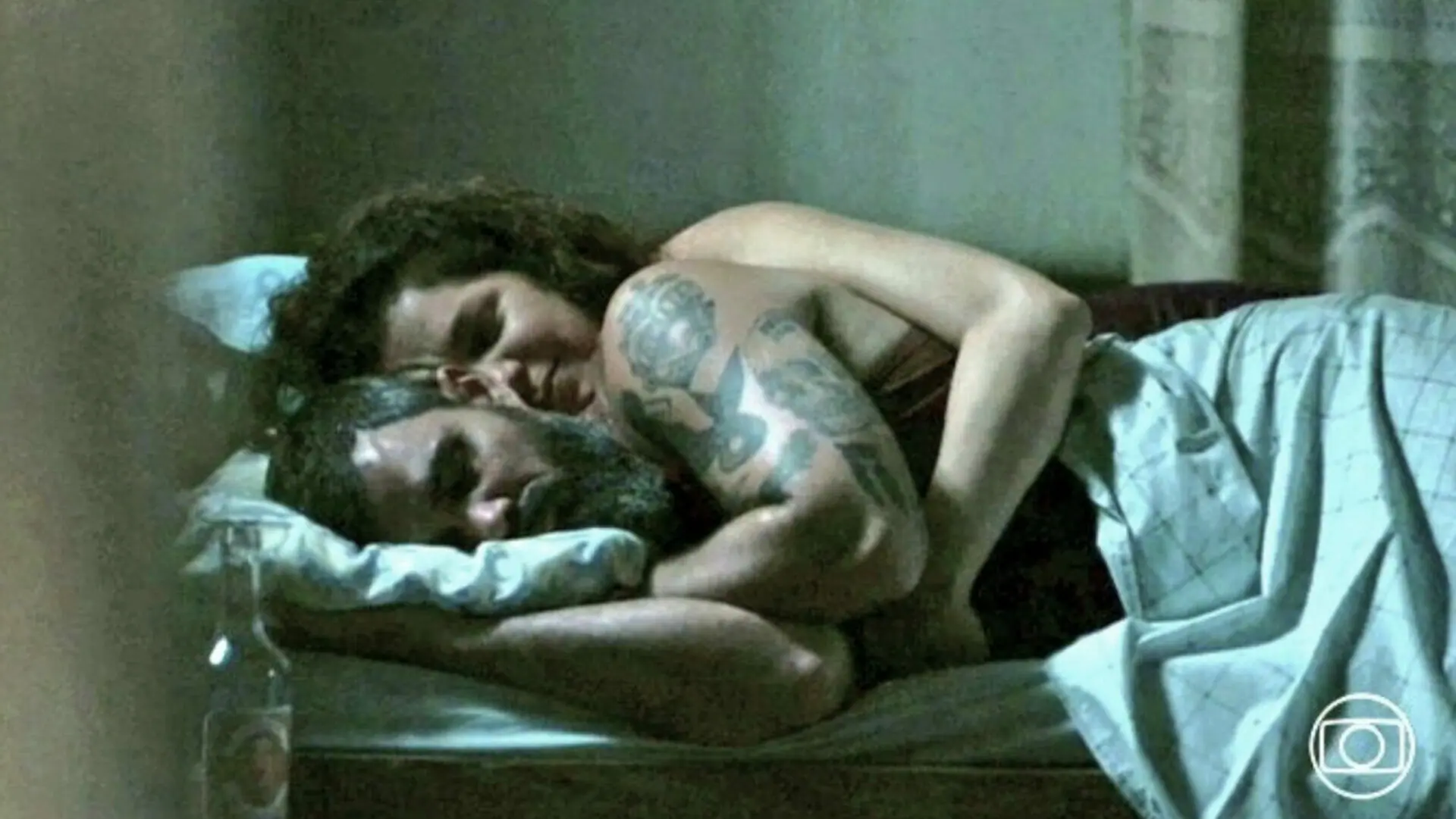 Alcides (Juliano Cazarré) e Maria Bruaca (Isabel Teixeira) na novela Pantanal