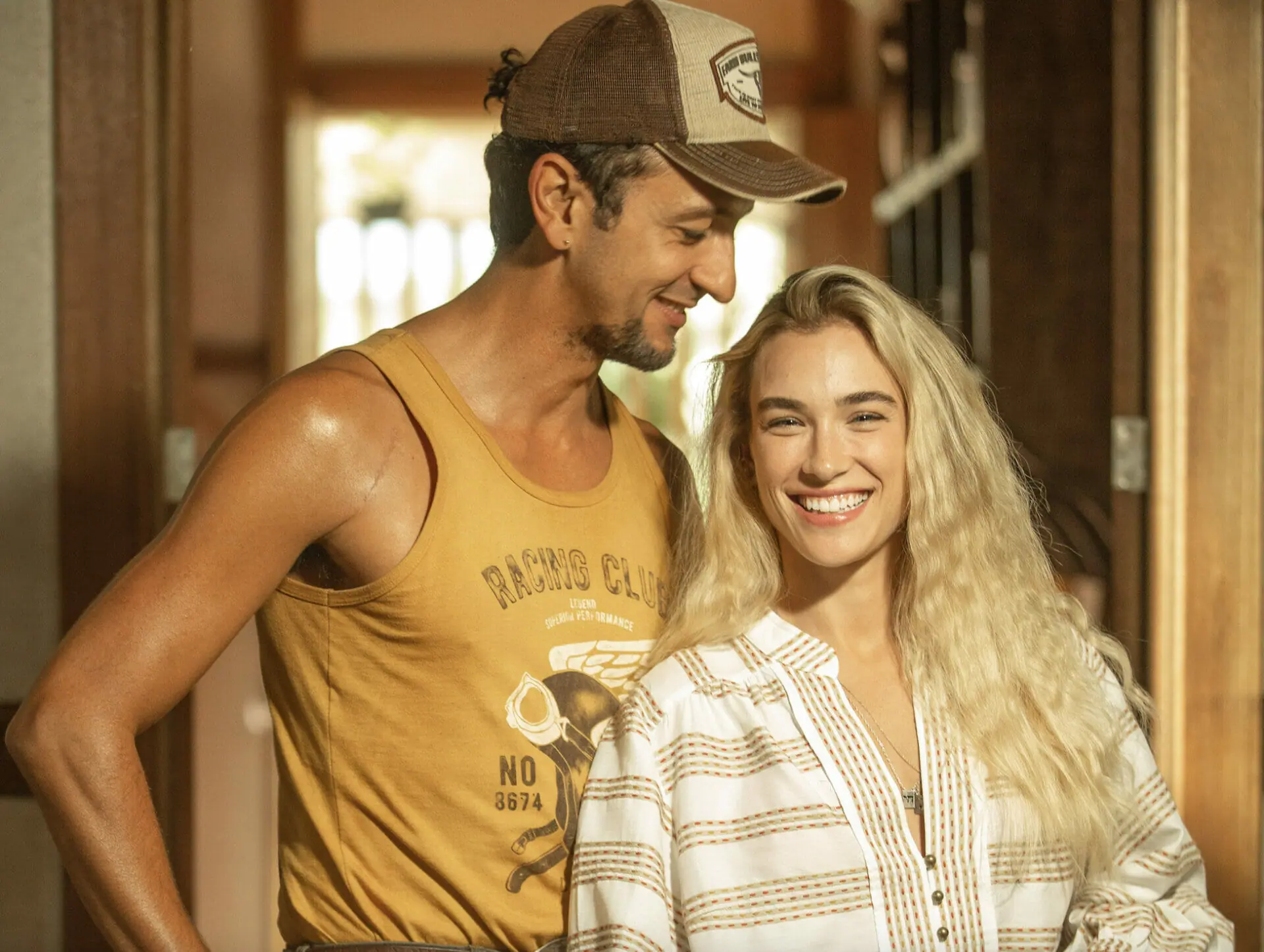 Zé Lucas (Irandhir Santos) e Érica (Marcela Fetter) em Pantanal