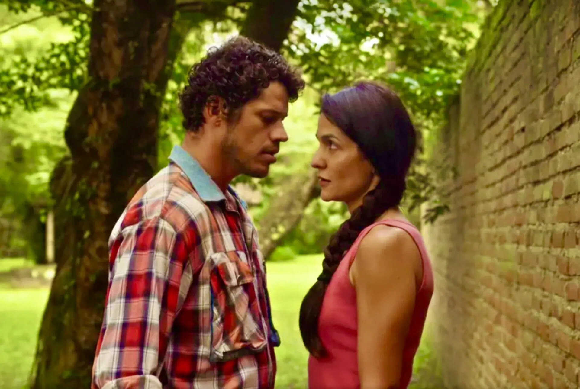 Zefa (Paula Barbosa) e Tadeu (José Loreto) em Pantanal