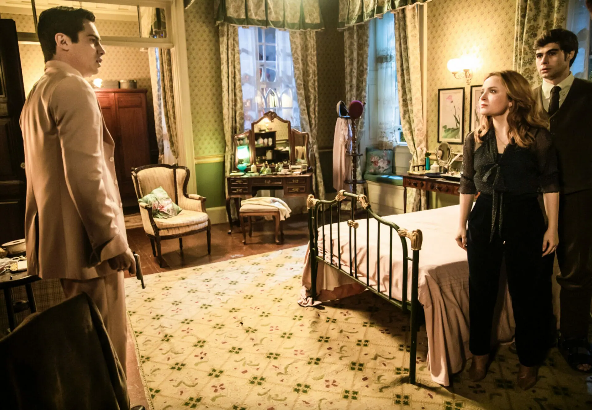 Joaquim (Danilo Mesquita), Isadora (Larissa Manoela) e Davi (Rafael Vitti) em Além da Ilusão