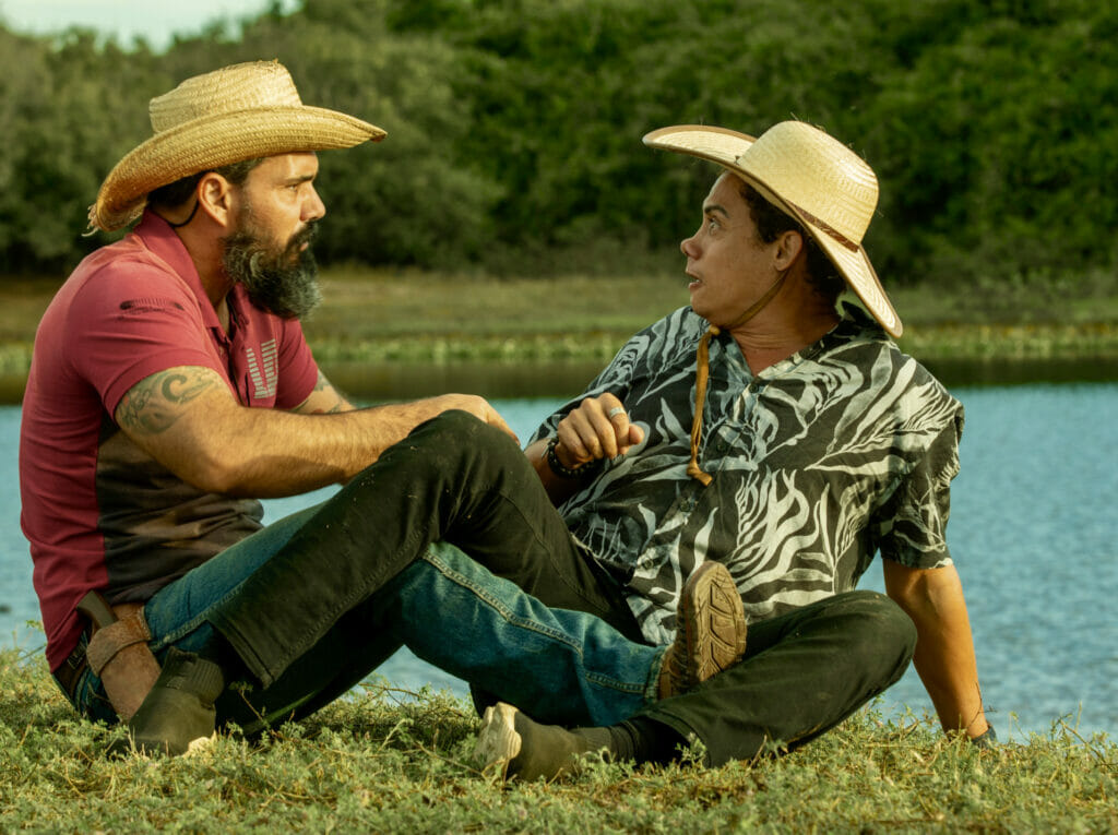 Zaquieu (Silvero Pereira) e Alcides (Juliano Cazarré) em Pantanal