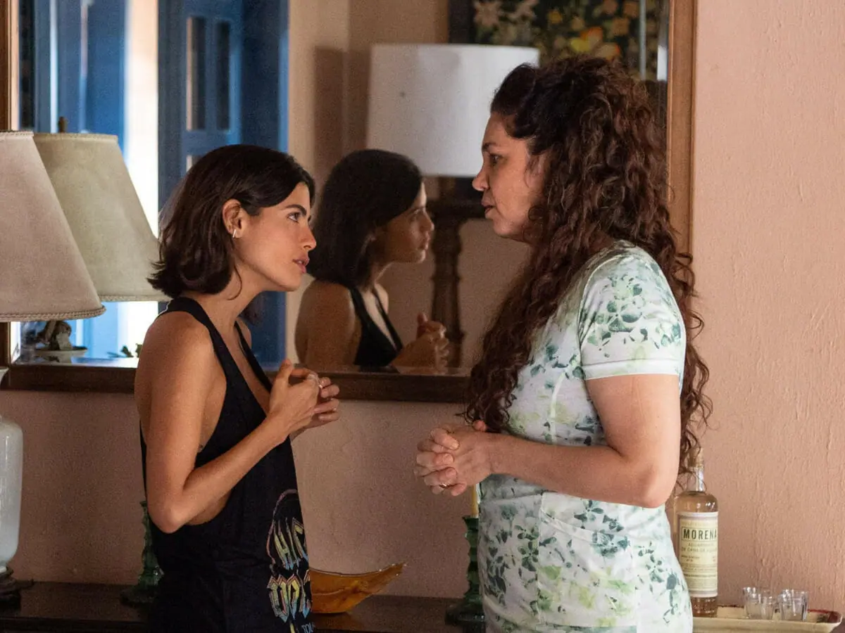 Guta (Julia Dalavia) e Maria Bruaca (Isabel Teixeira) em Pantanal