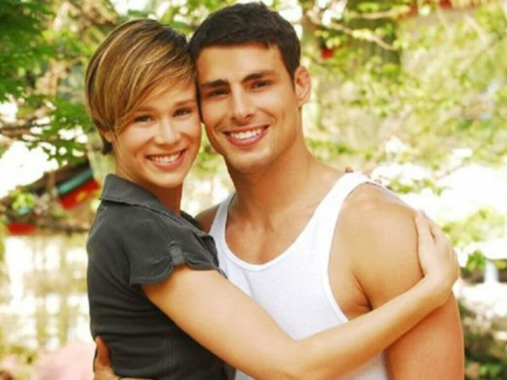 Lara (Mariana Ximenes) e Halley (Cauã Reymond) em A Favorita