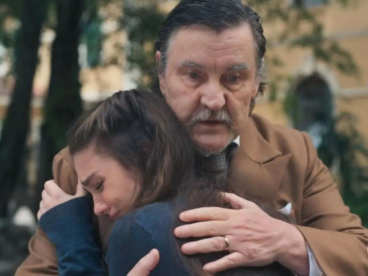 Matias (Antonio Calloni) e Olívia (Débora Ozório) em Além da Ilusão