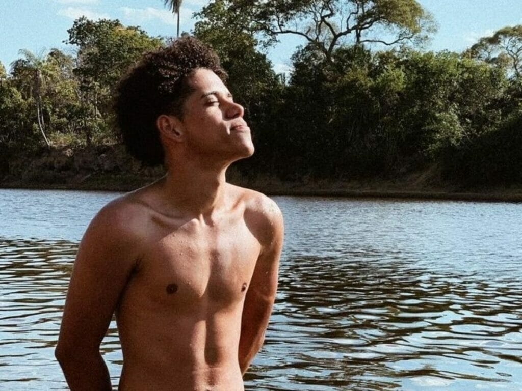 Roberto (Cauê Campos) em Pantanal