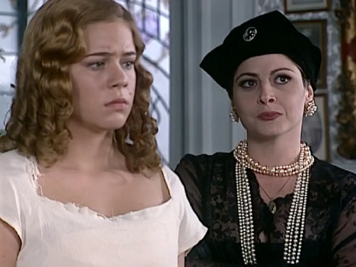 Bianca (Leandra Leal) e Marcela (Drica Moraes) de O Cravo e a Rosa