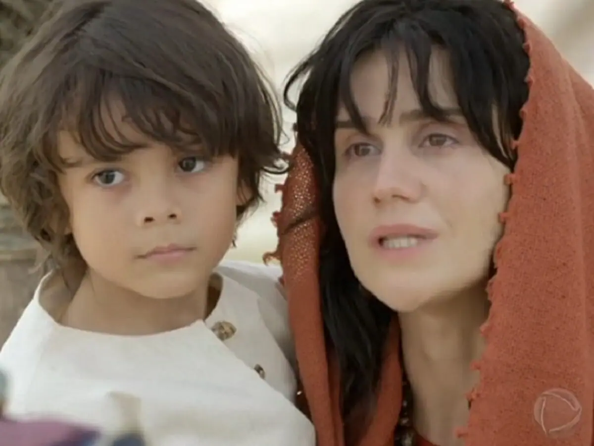 Samuel (Theo Viana) e Ana (Branca Messina) em Reis