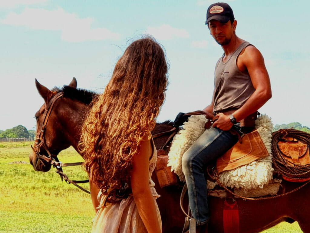 Juma (Alanis Guillen) e Zé Lucas (Irandhir Santos) em Pantanal