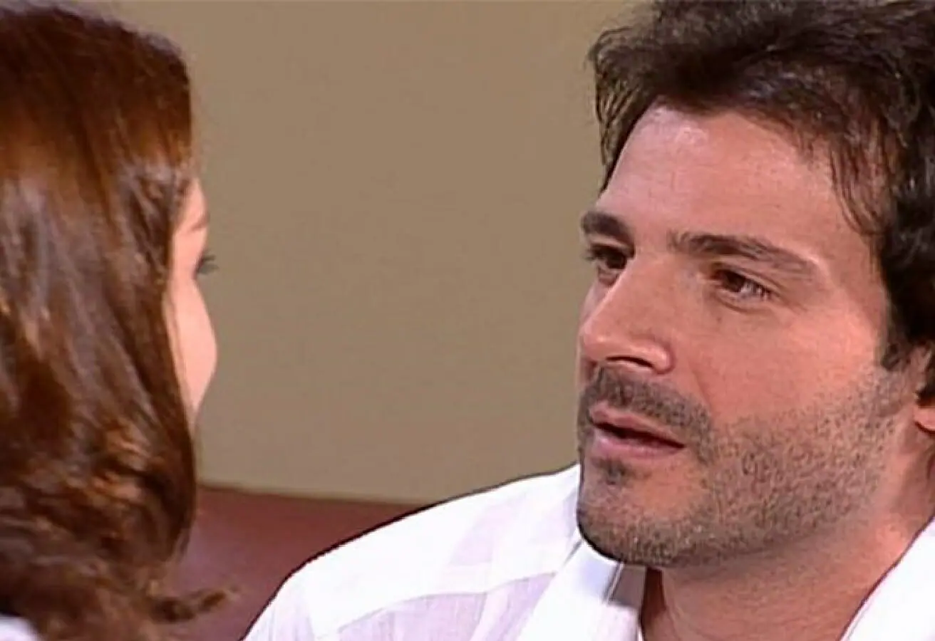 Esmeralda (Bianca Castanho) e Álvaro (Olivetti Herrera) na novela Esmeralda