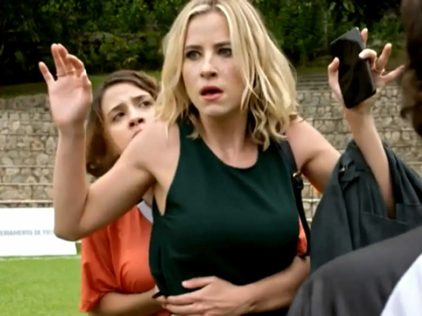 Luciana (Ana Varella) faz Fernanda (Bárbara França) refém em Amor Sem Igual