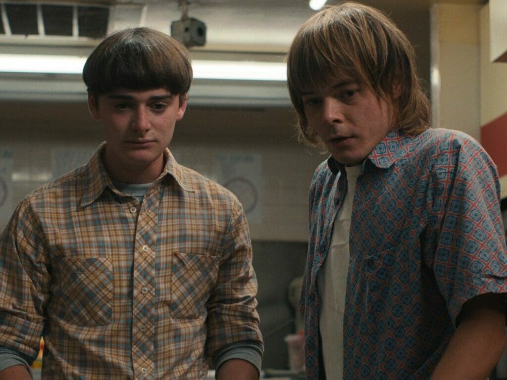 Noah Schnapp (à esq.) com Charlie Heaton na quarta temporada de Stranger Things