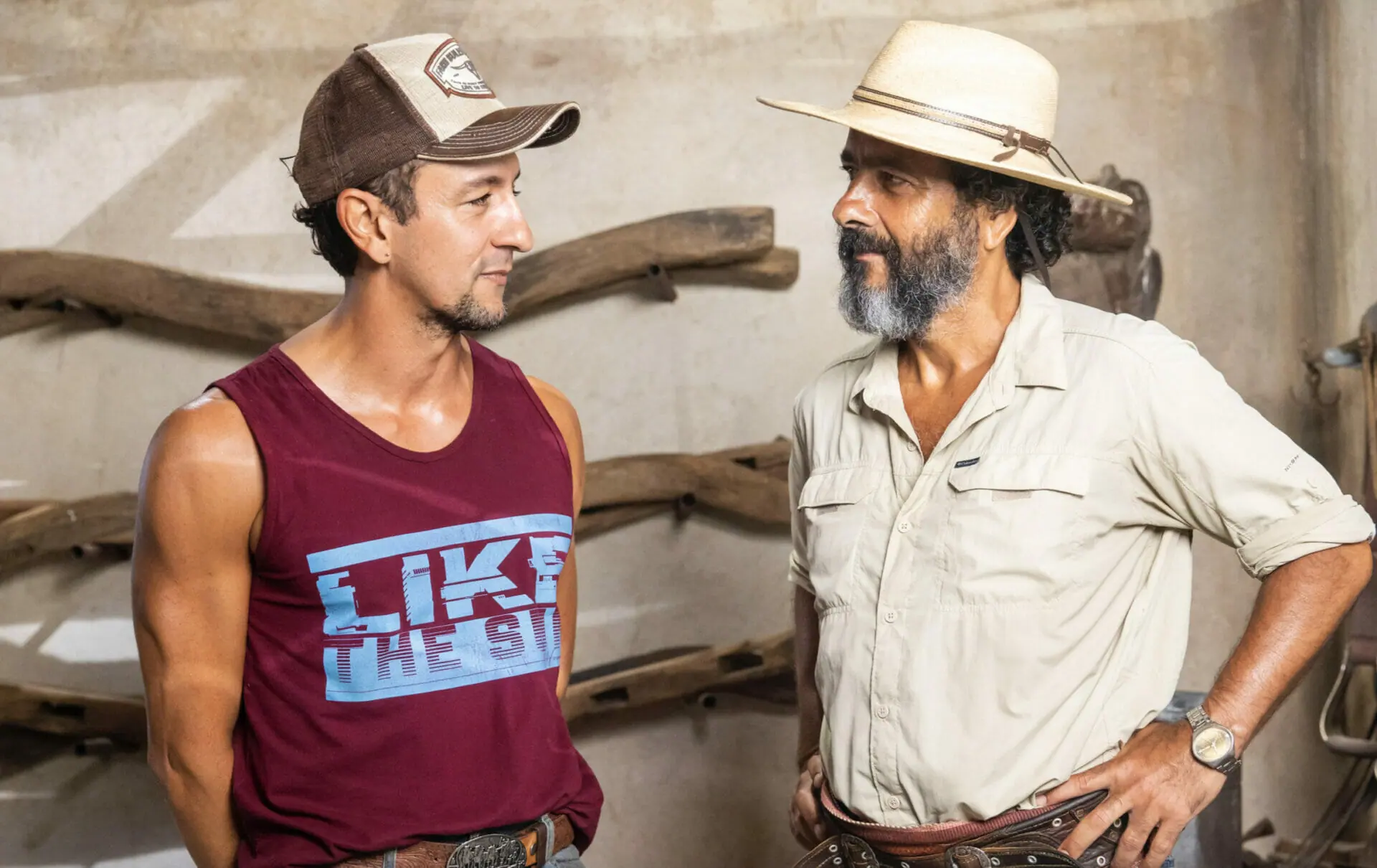 José Lucas de Nada (Irandhir Santos) e José Leôncio (Marcos Palmeira) em Pantanal
