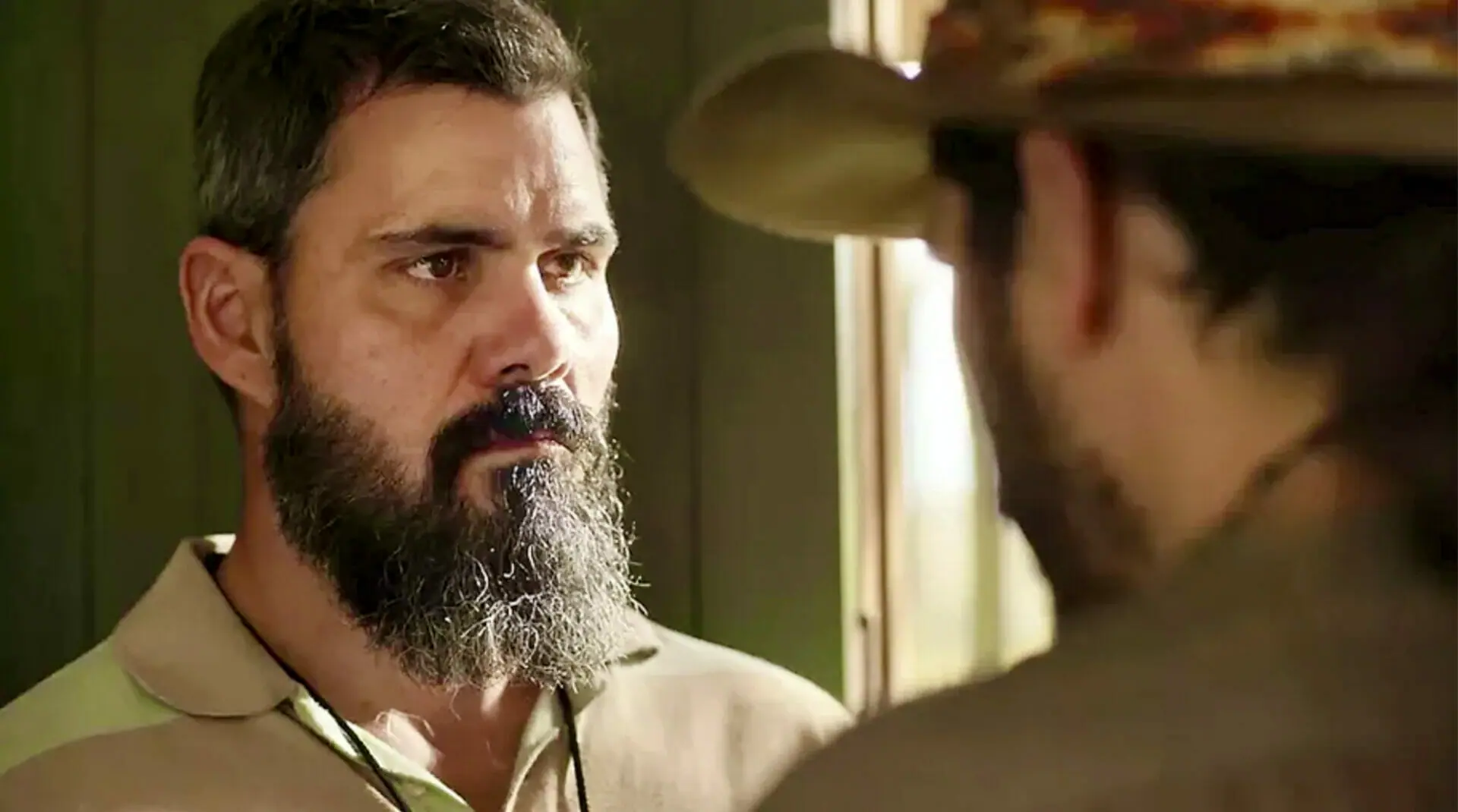 Alcides (Juliano Cazarré) e Trindade (Gabriel Sater) em Pantanal