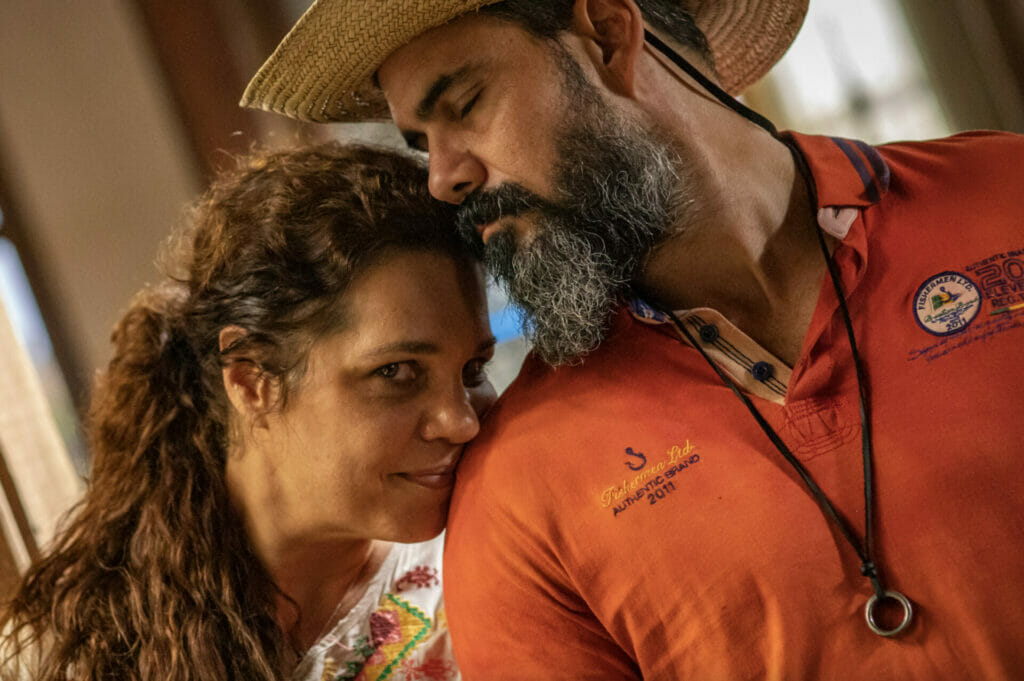 Maria Bruaca (Isabel Teixeira) e Alcides (Juliano Cazarr&eacute;) em Pantanal